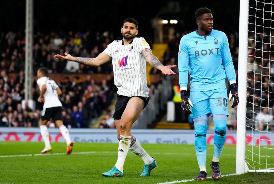 Aleksandar Mitrović dévisse une frappe et détruit le pare-brise de Tom Cairney