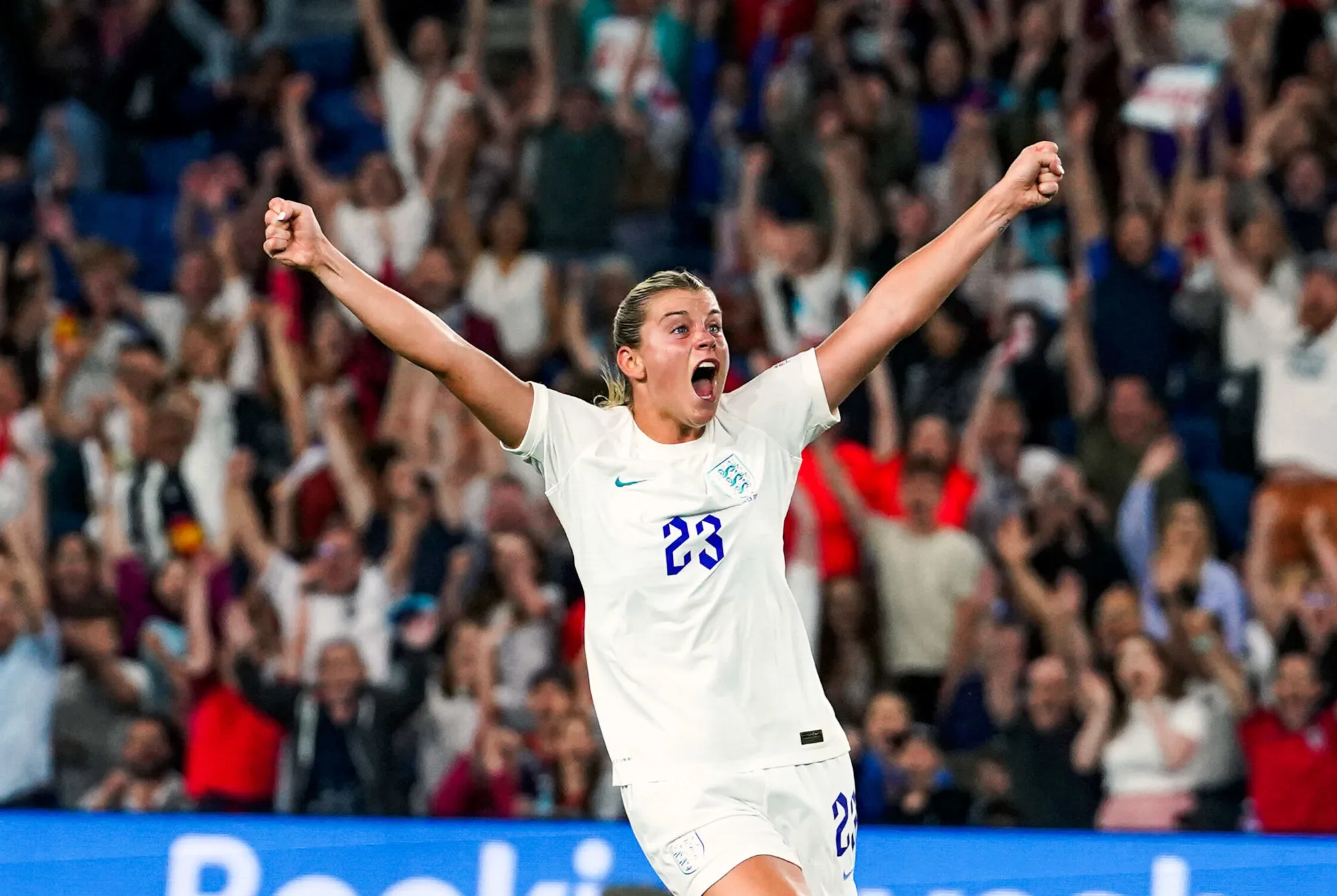 Les crampons d’Alessia Russo exposés à la Tour de Londres