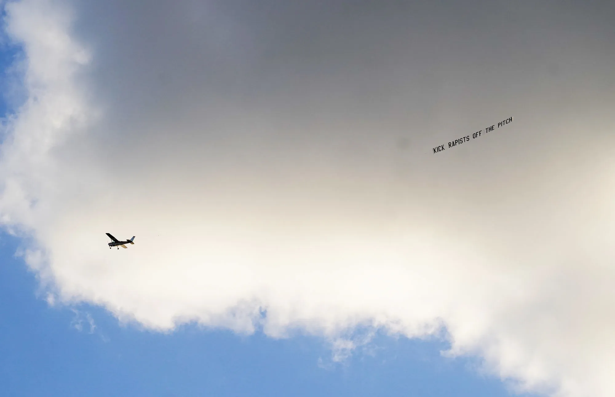 Un avion déploie une banderole «<span style="font-size:50%">&nbsp;</span>Expulsez les violeurs du terrain<span style="font-size:50%">&nbsp;</span>» lors de Crystal Palace – Arsenal