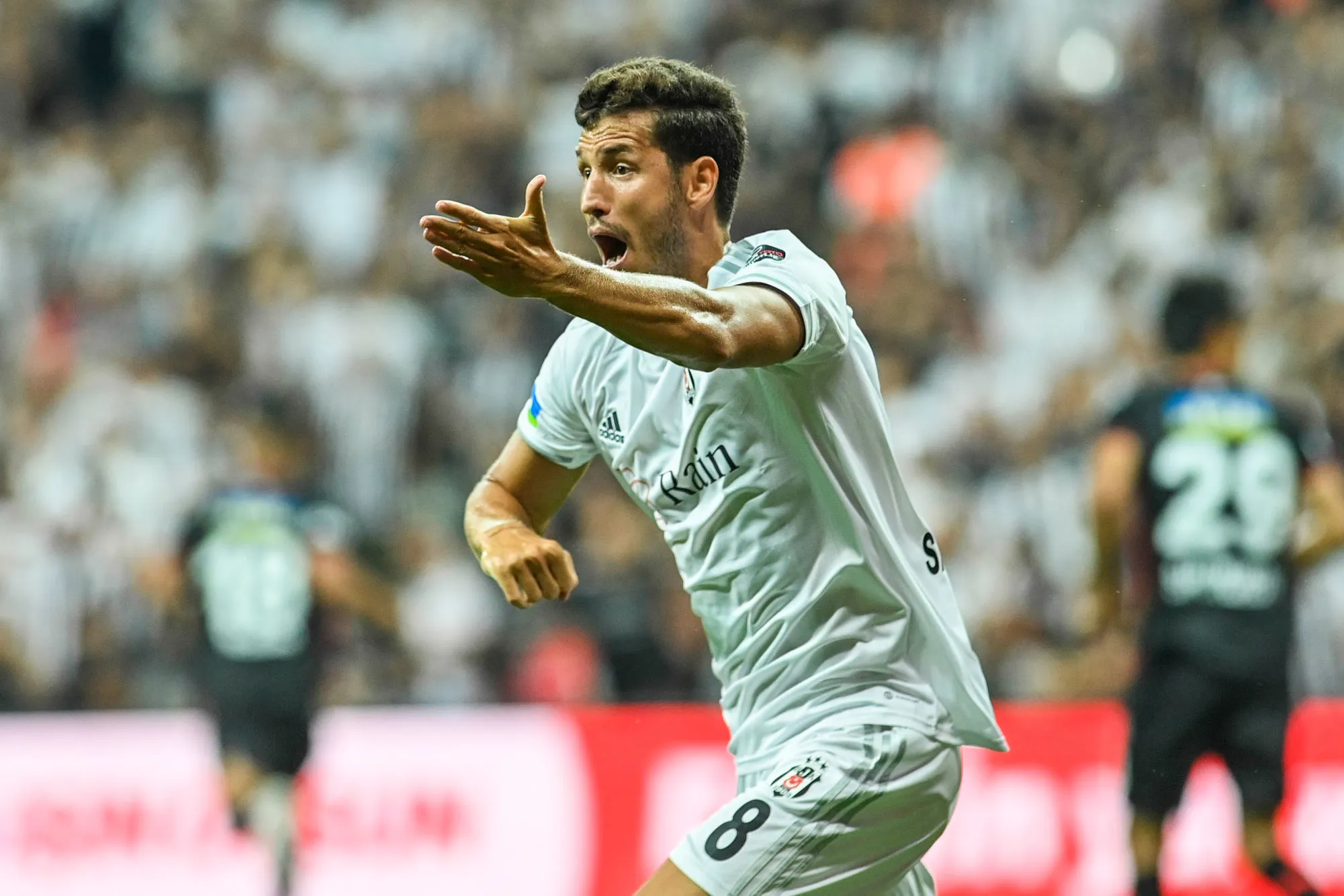 Un supporter donne un high-kick à un joueur de Beşiktaş