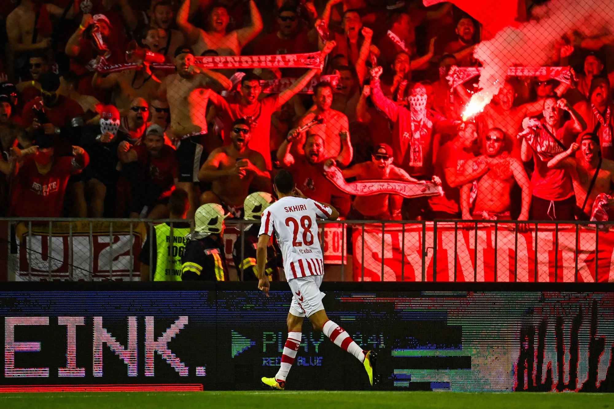 Des milliers de supporters du FC Cologne envahissent la place Masséna à Nice