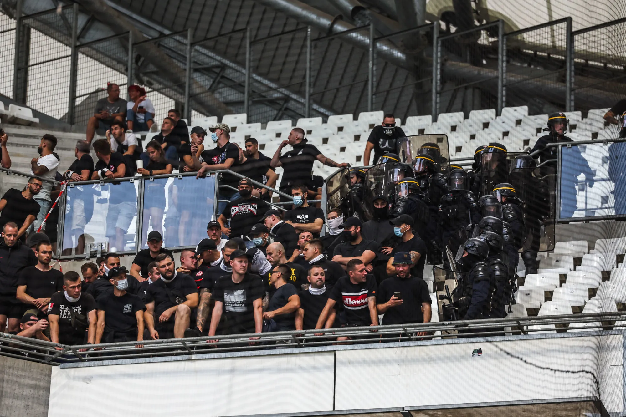 Salut nazis et jets de fumigènes dans le parcage de l&rsquo;Eintracht Francfort