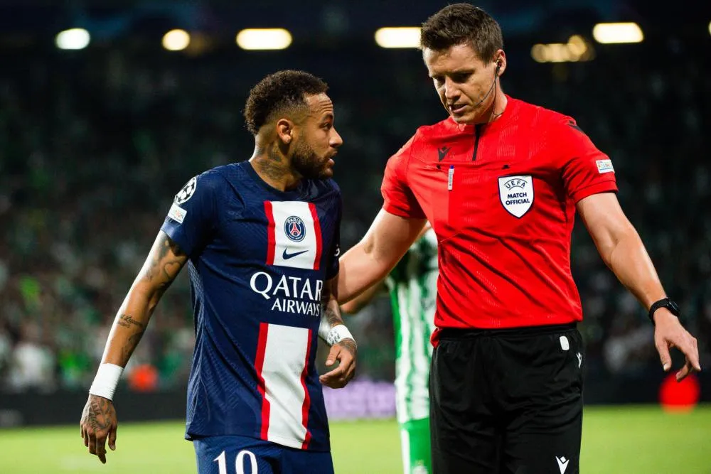 Neymar s&rsquo;en prend à l&rsquo;arbitre après son jaune