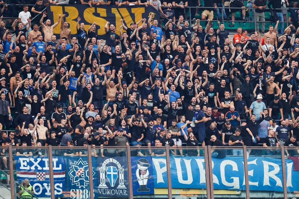 Des supporters du Dinamo Zagreb défilent dans Milan en faisant le salut hitlérien