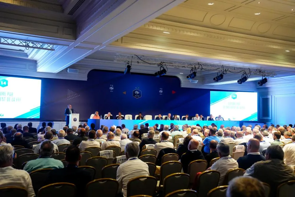 Des collages anti-Mondial sur le bâtiment de la FFF