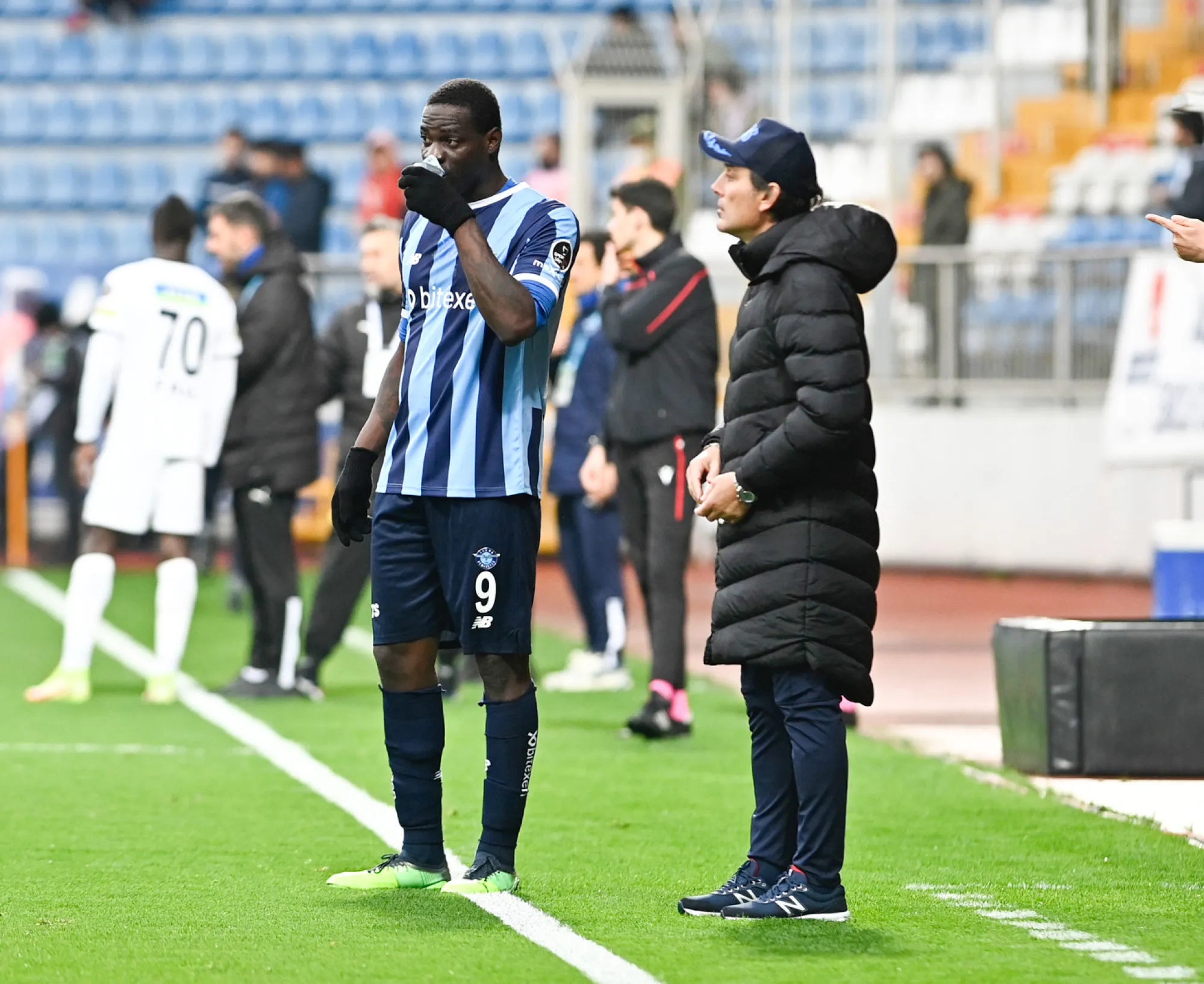 Vincenzo Montella et Mario Balotelli se disputent sur la pelouse