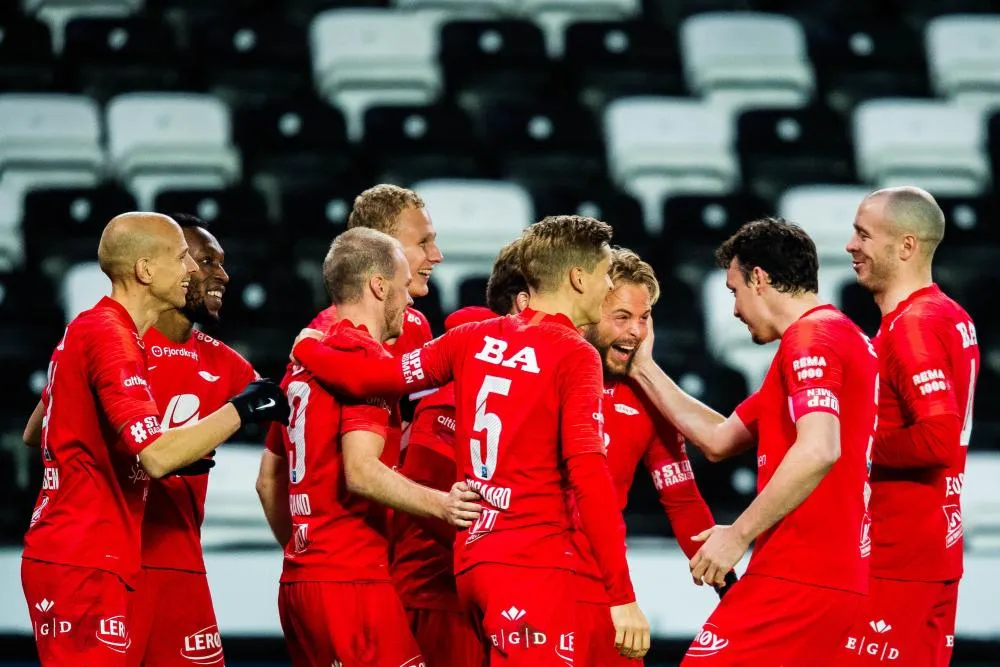 Norvège : Les supporters de Brann dansent autour d’une voiture de police pendant une traversée en bateau