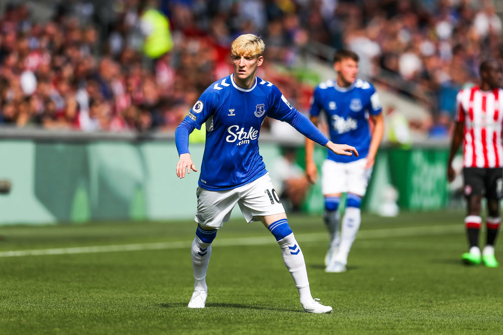 Un père laisse tomber son fils pour récupérer le maillot d’Anthony Gordon