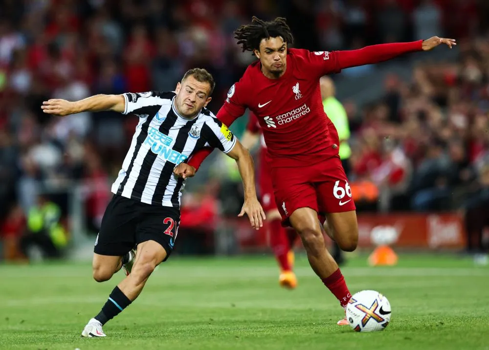 La rencontre entre Liverpool et Newcastle s&rsquo;est terminée par un lancer de bouteille