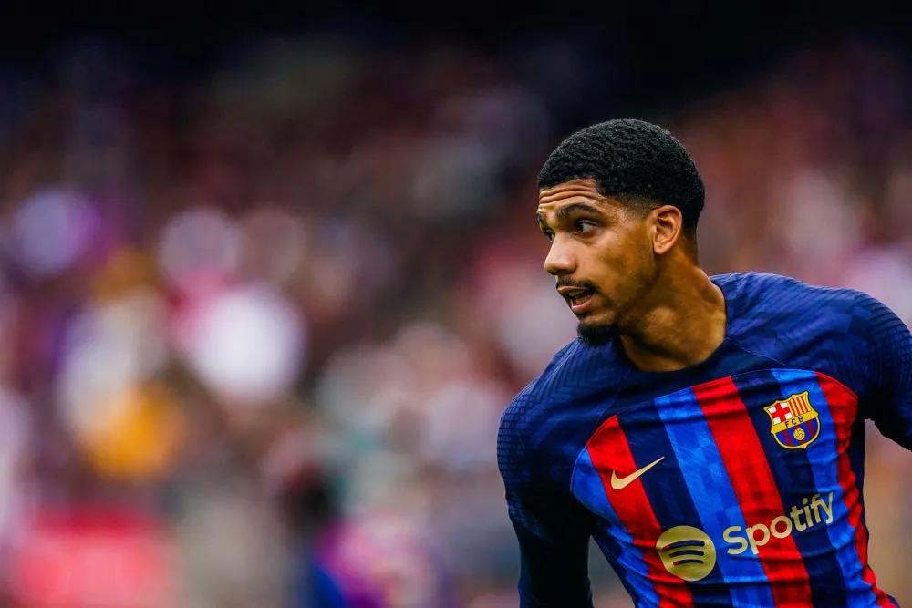 Ronald Araújo (FC Barcelone) blessé à l’adducteur et très incertain pour le Mondial au Qatar