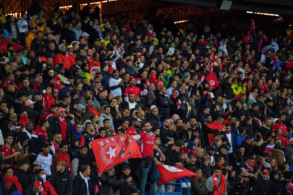 Sifflets, lasers, jet de banane : l&rsquo;ambiance crispante au Parc des princes pour Brésil-Tunisie