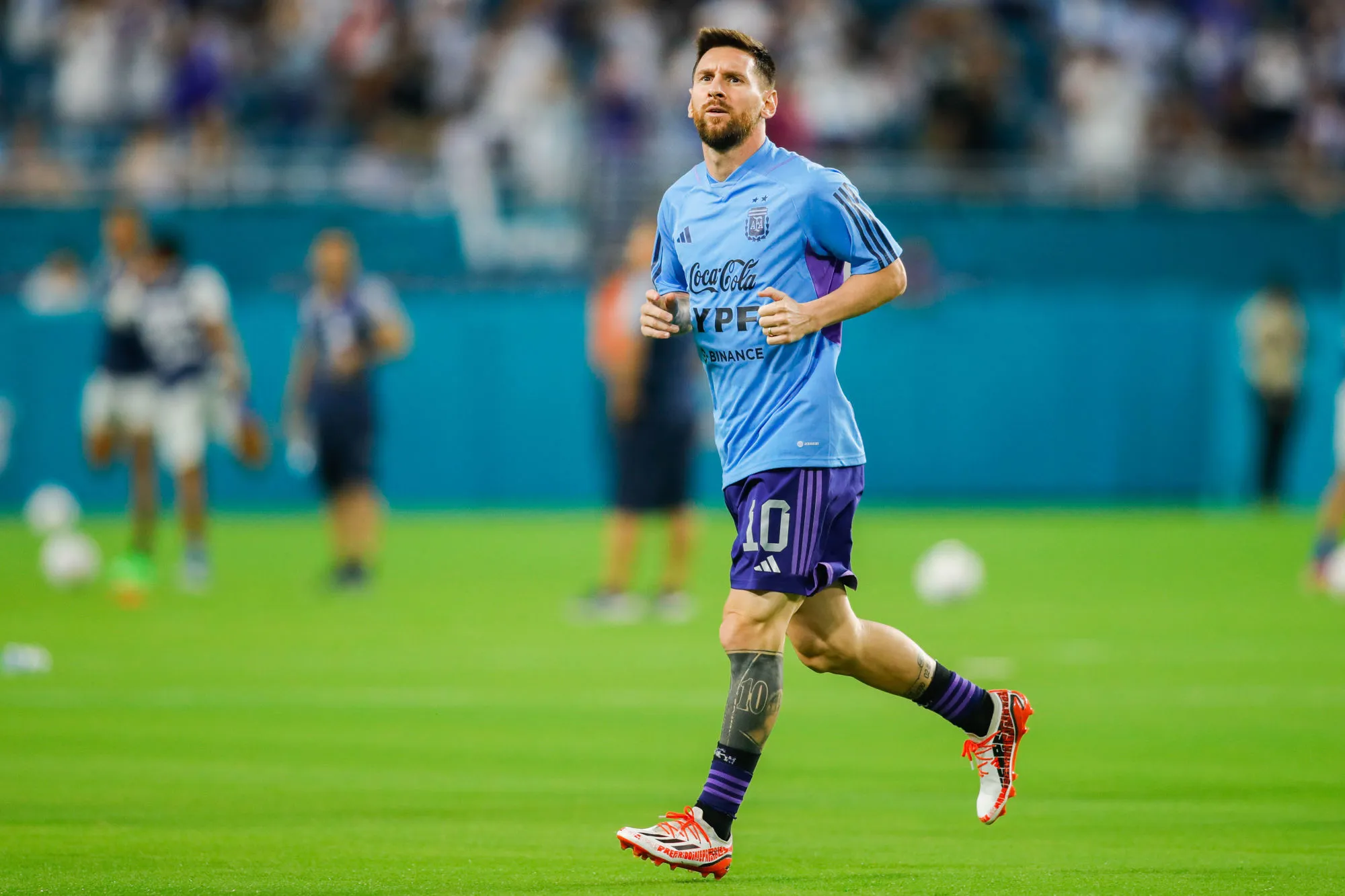 Leo Messi marque… Puis signe un autographe sur le dos d&rsquo;un supporter