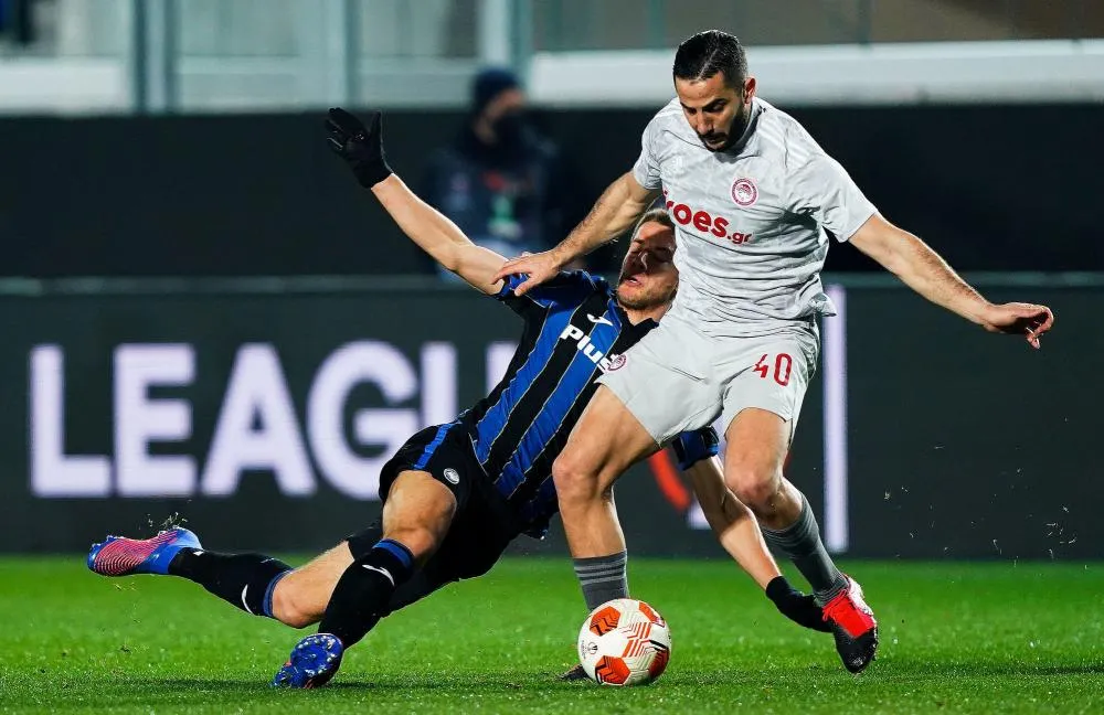 Kóstas Manolás effrayé par un lion lors de sa vidéo de présentation au Sharjah FC