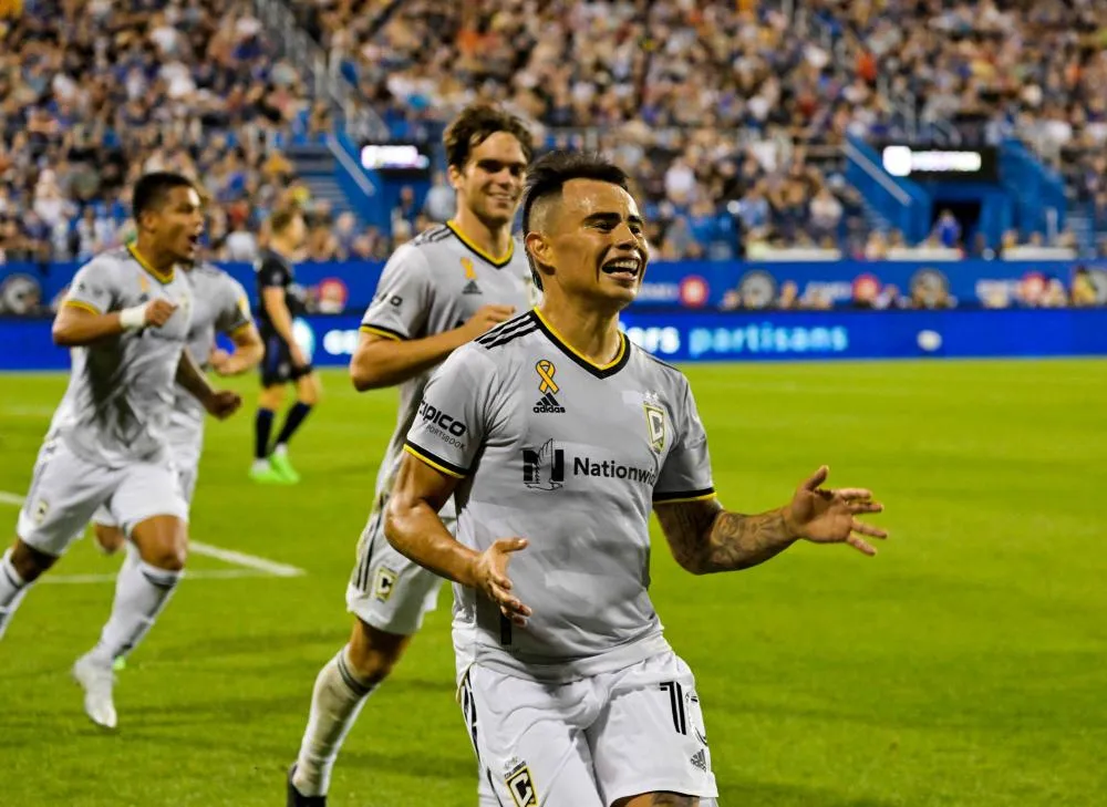 Lucas Zelarayán met un superbe coup franc du milieu de terrain en MLS