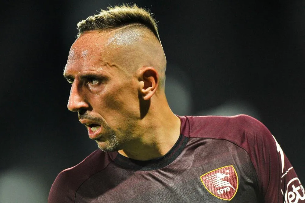 À la suite d&rsquo;une grosse blessure au genou, Franck Ribéry est contraint de prendre sa retraite