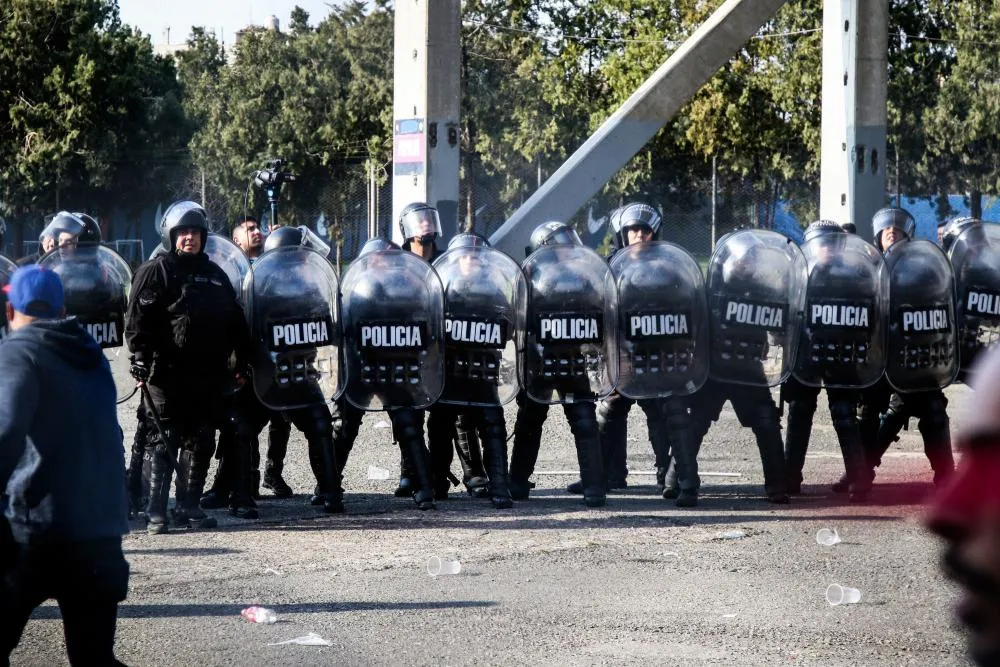 Un supporter meurt suite aux affrontement avec la police avant le match Gimnasia La Plata-Boca Juniors