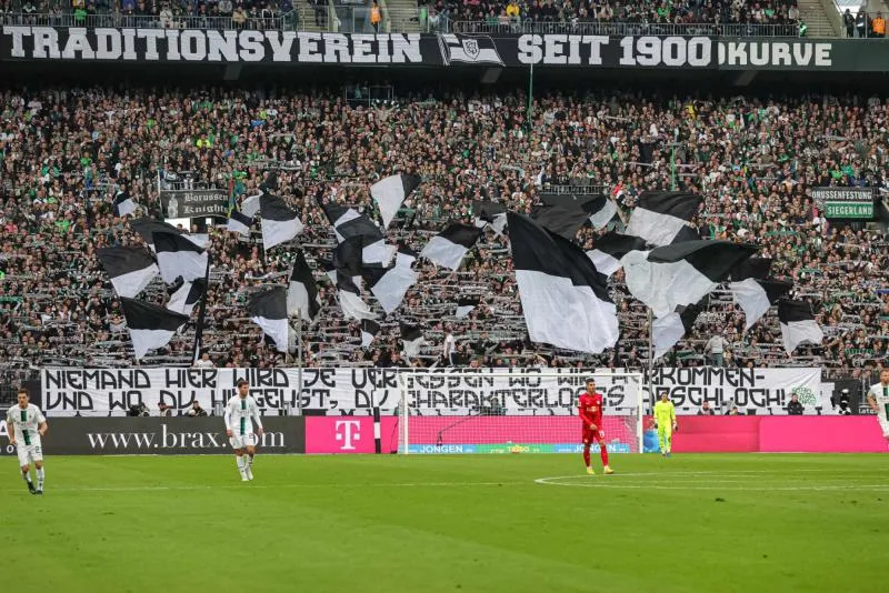Des supporters de Gladbach insultent leur ancien directeur sportif