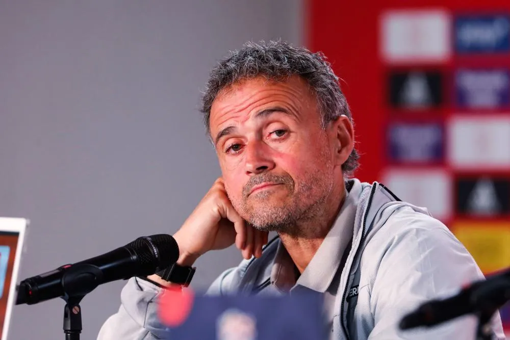 À l&rsquo;entraînement, Luis Enrique parle à ses joueurs par talkie-walkie