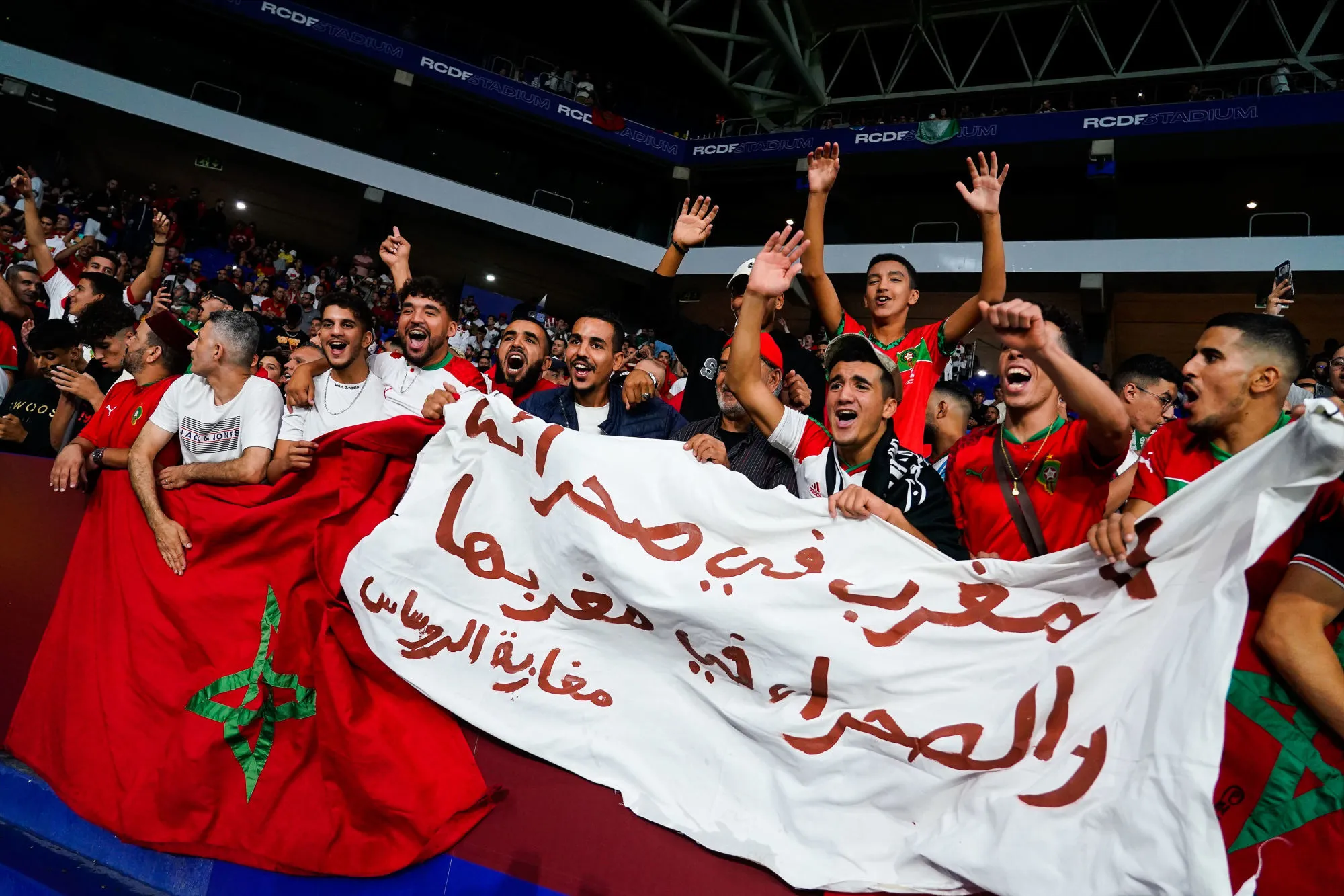 Maroc-Chili : pelouse envahie et portiques forcés, à Barcelone