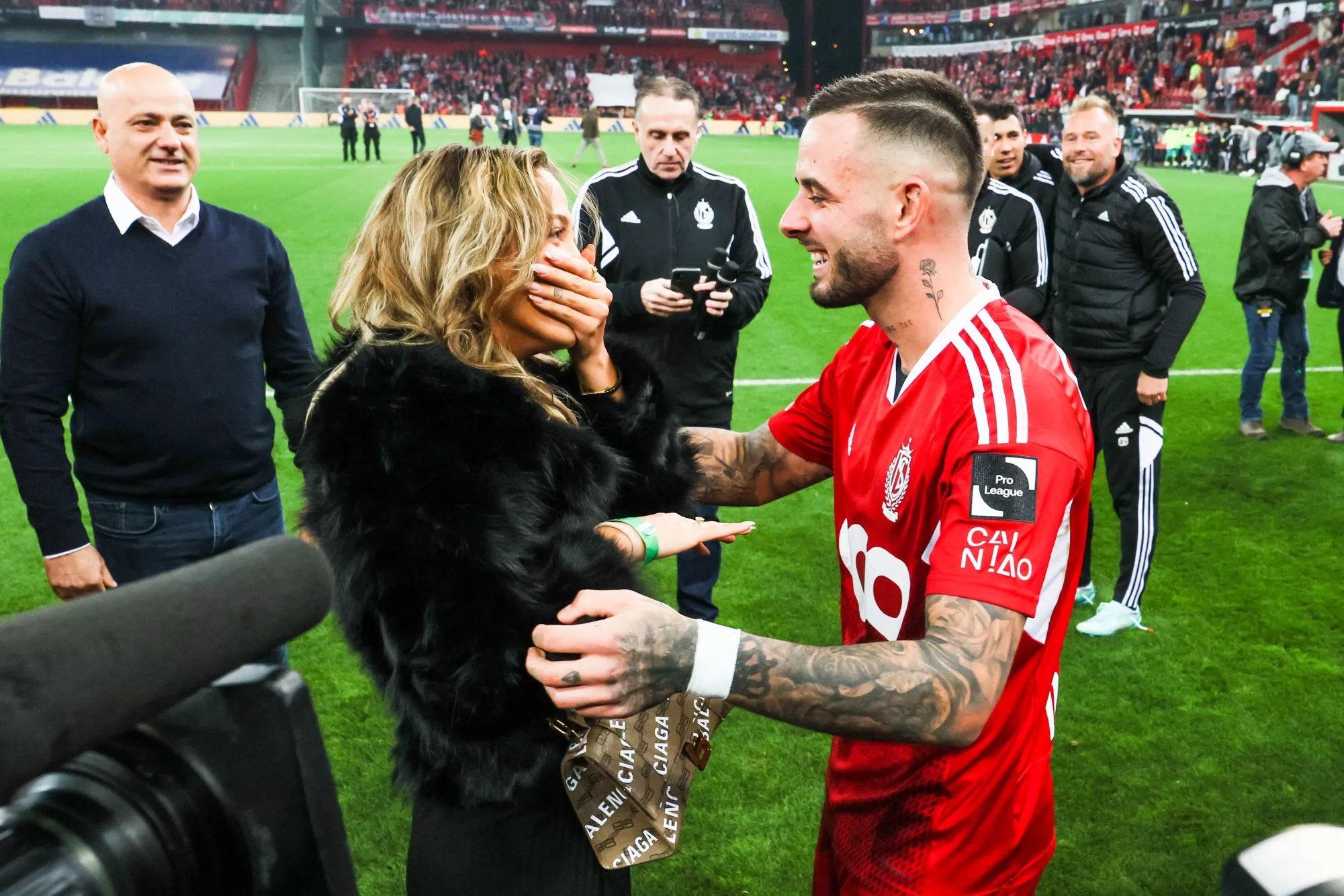 L’attaquant du Standard demande sa femme en mariage après le Classique contre Anderlecht