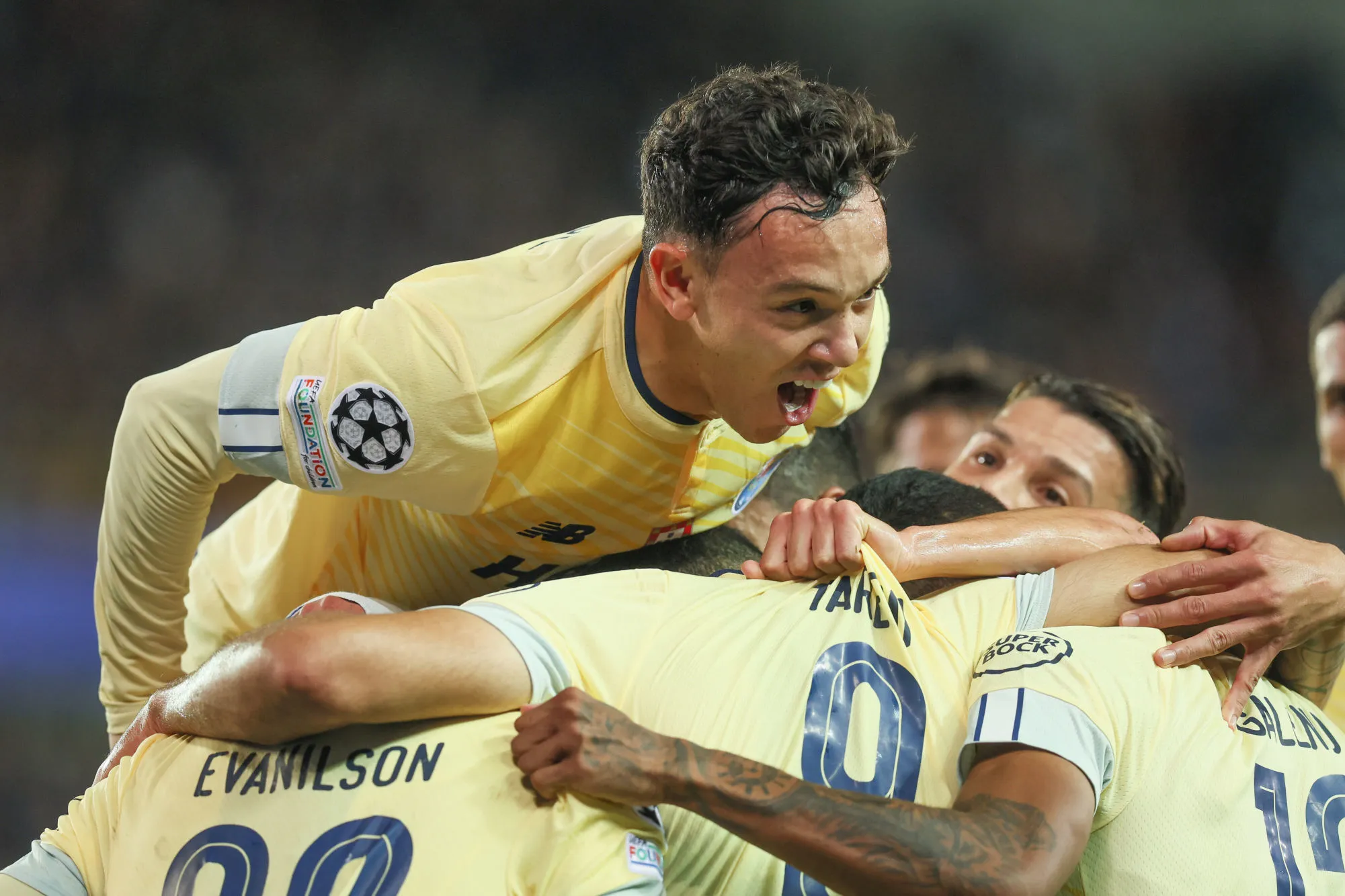 Les joueurs du FC Porto fêtent leur qualification dans l’avion