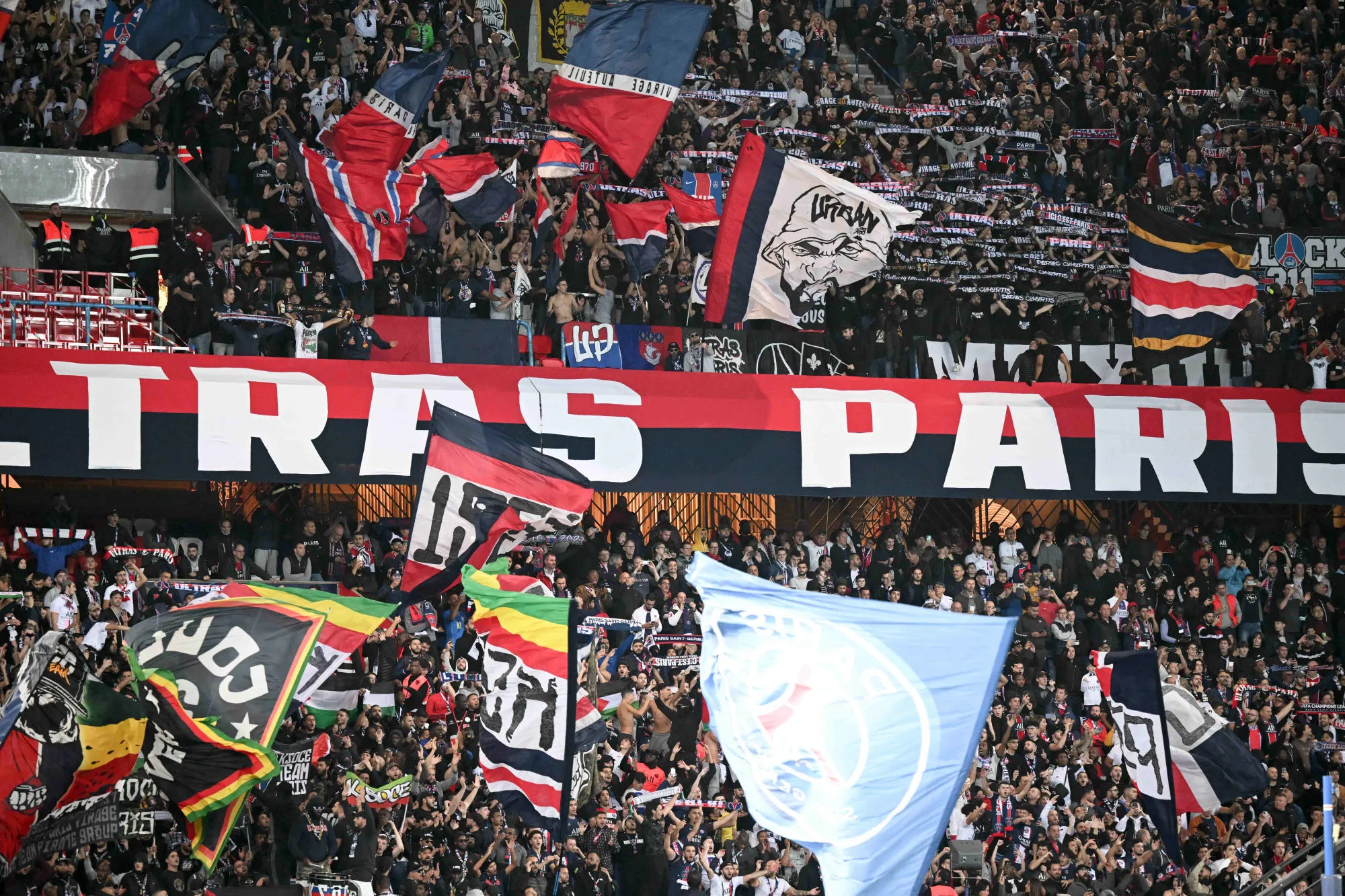 L’UEFA va sanctionner le PSG pour usage de fumigènes et déploiement de symboles politiques