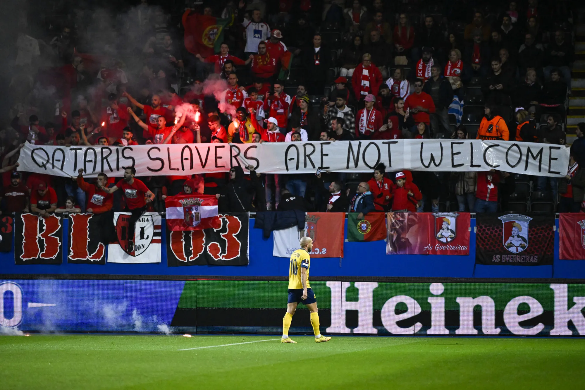 Les supporters de Braga déploient une banderole anti « esclavagistes qataris » après l’arrivée de QSI au club