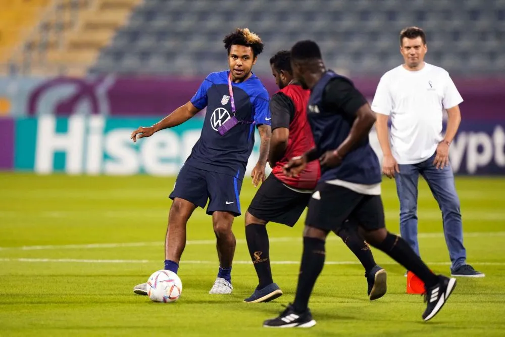 Les joueurs américains tapent la balle avec des travailleurs migrants au Qatar