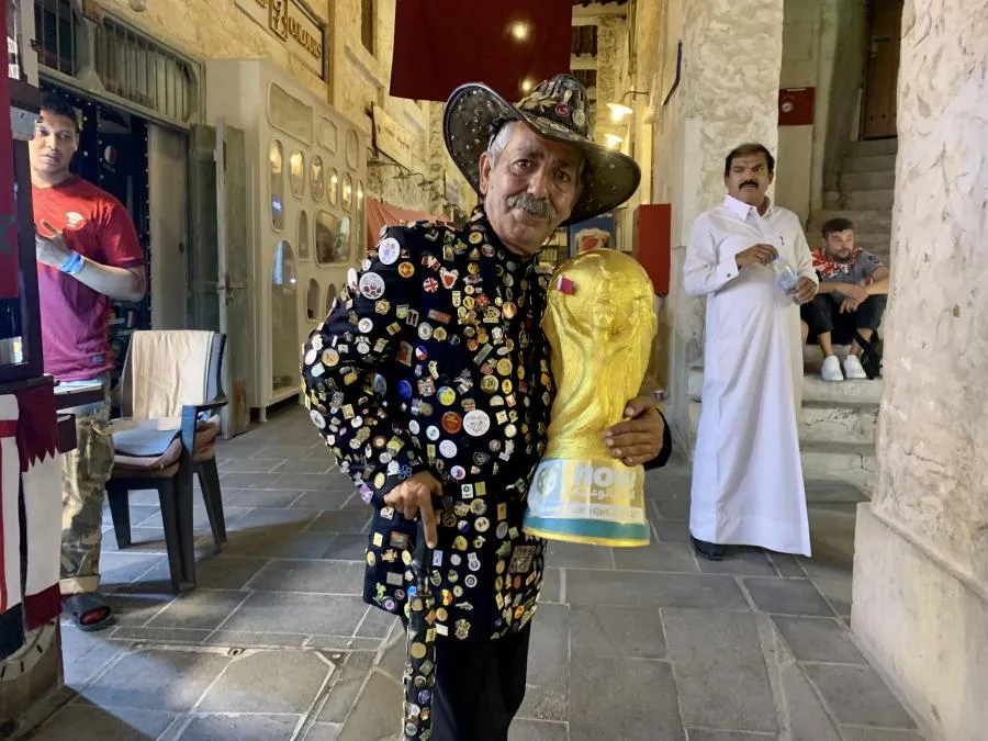 Dans le Souq Waqif de Doha : Mohammed Zarei Nejad entre le code pin’s