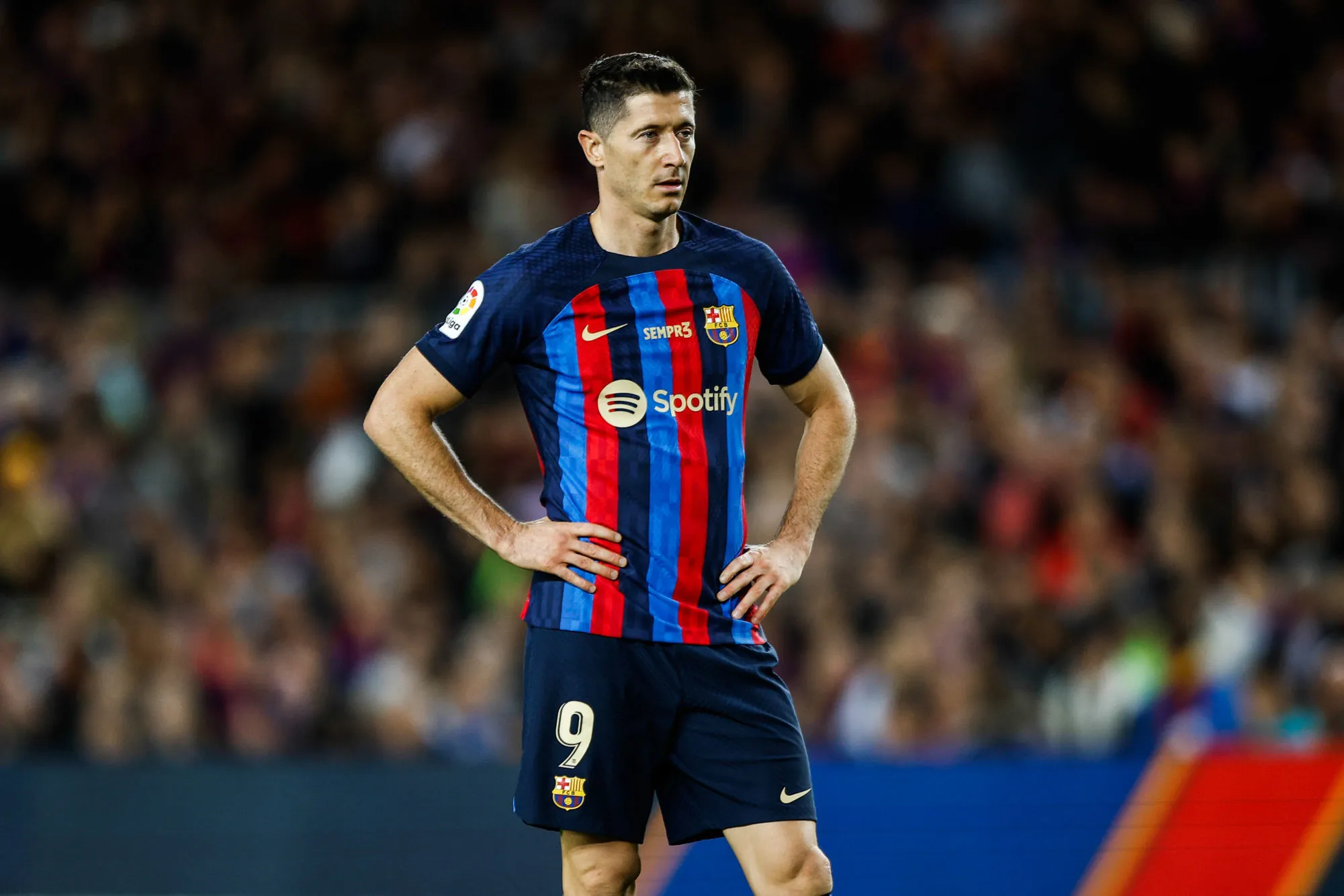 Une figurine de Lewandowski en train de faire caca