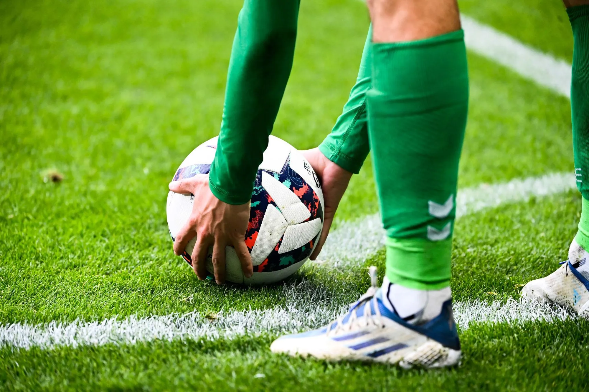 Hongrie : un joueur sort une arme et pointe l’arbitre lors d’un match amateur