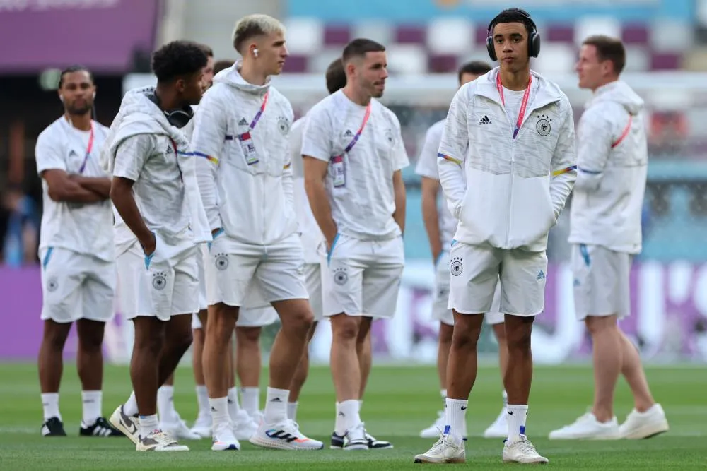 Les Allemands se couvrent la bouche sur la photo d&rsquo;avant-match pour protester contre l&rsquo;interdiction du brassard One Love