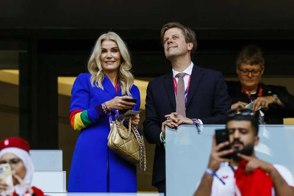 L&rsquo;ancienne première ministre danoise Helle Thorning-Schmidt s&rsquo;affiche au stade avec une robe arc-en-ciel aux couleurs LGBTQ+