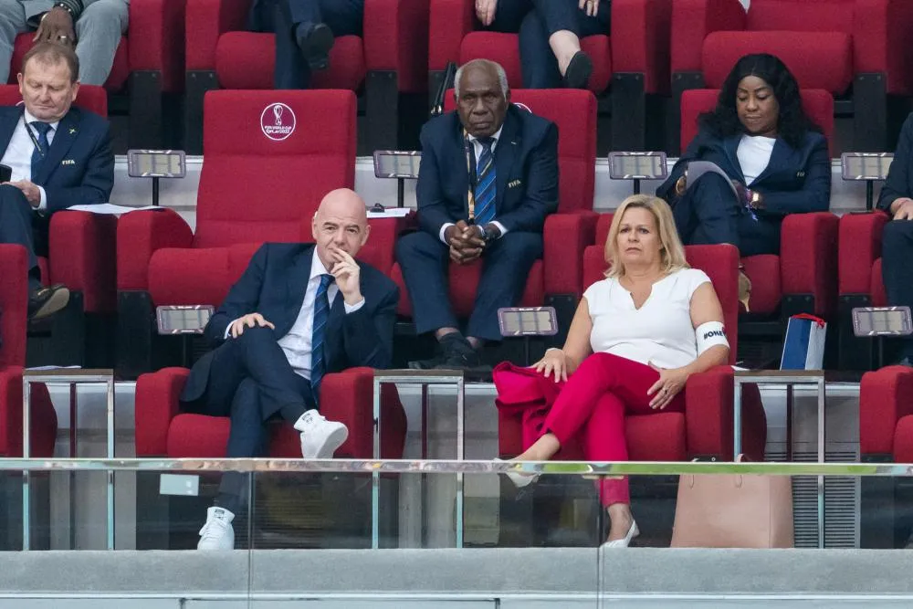 La ministre de l&rsquo;Intérieur allemande Nancy Faeser s&rsquo;affiche avec un brassard One Love à côté de Gianni Infantino