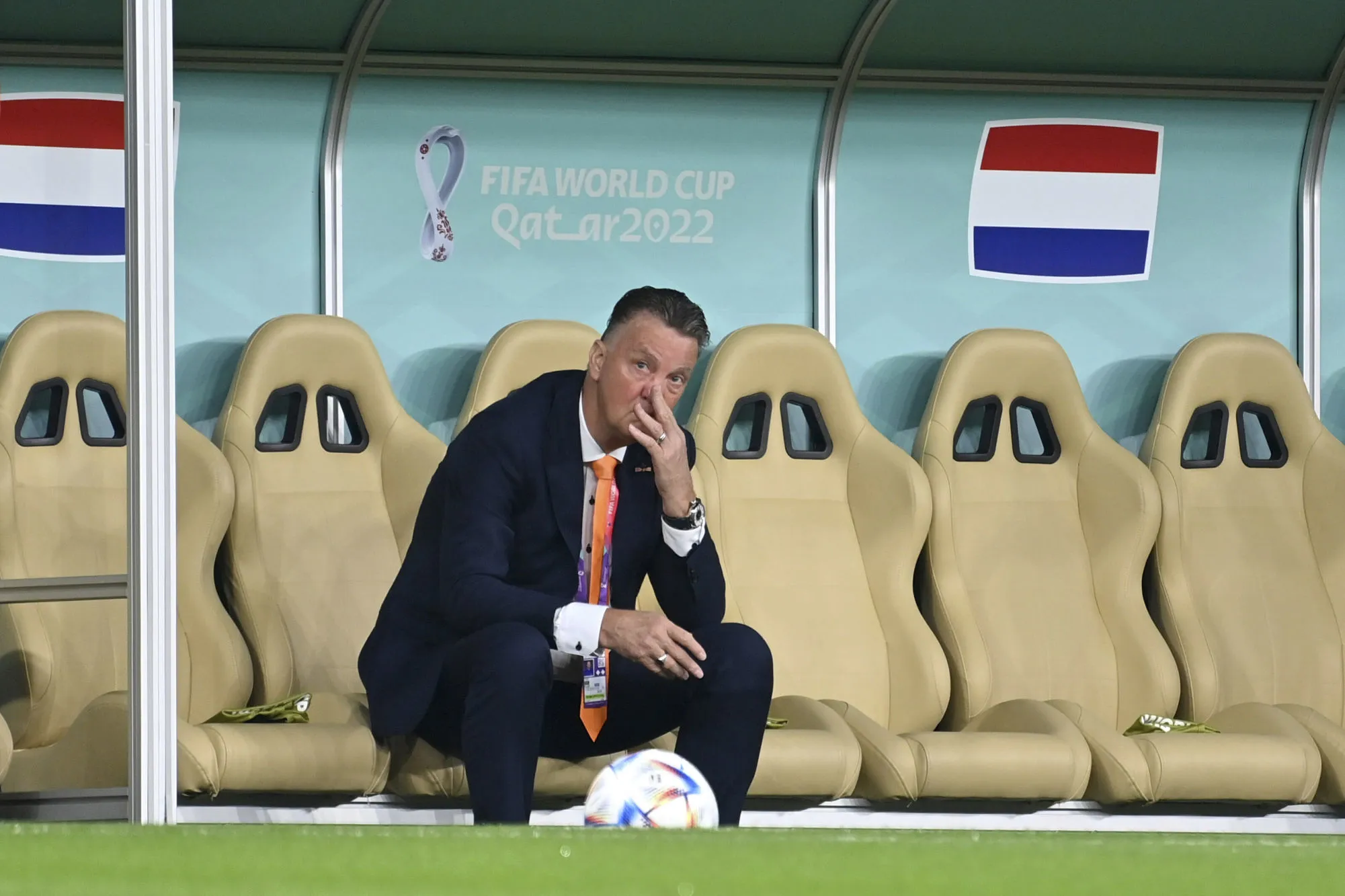 Le câlin de Louis van Gaal à un journaliste sénégalais