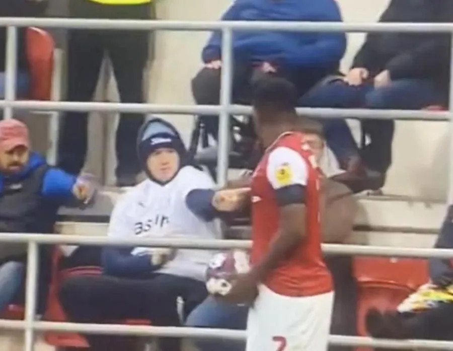 Quand un supporter prête son pull pour essuyer le ballon