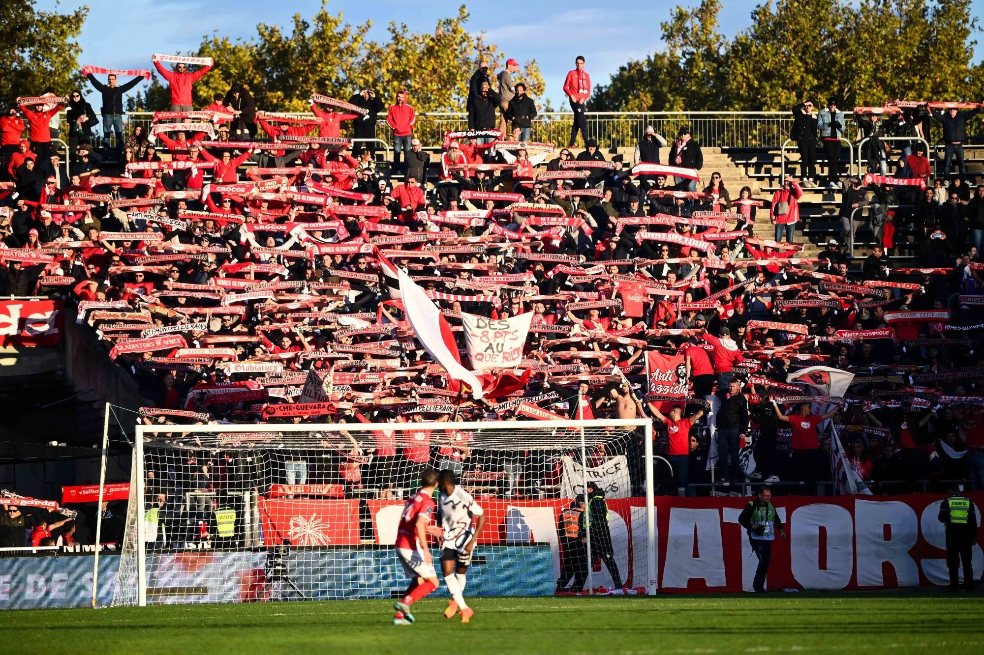 Renaud Ripart avec les supporters nîmois pour la dernière aux Costières