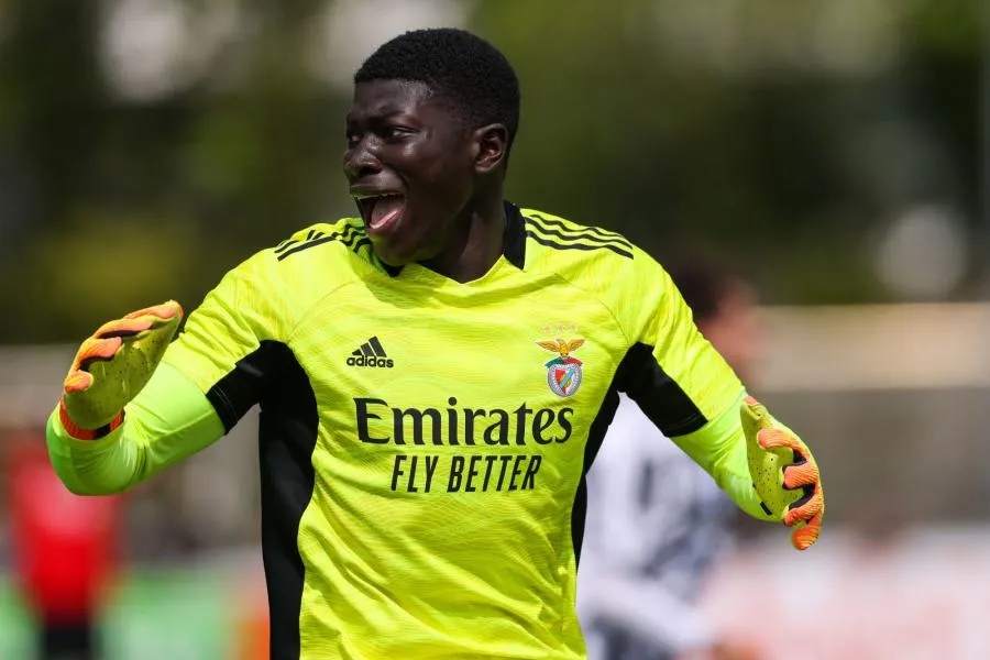 Le gardien de la réserve de Benfica pousse son homologue au CSC