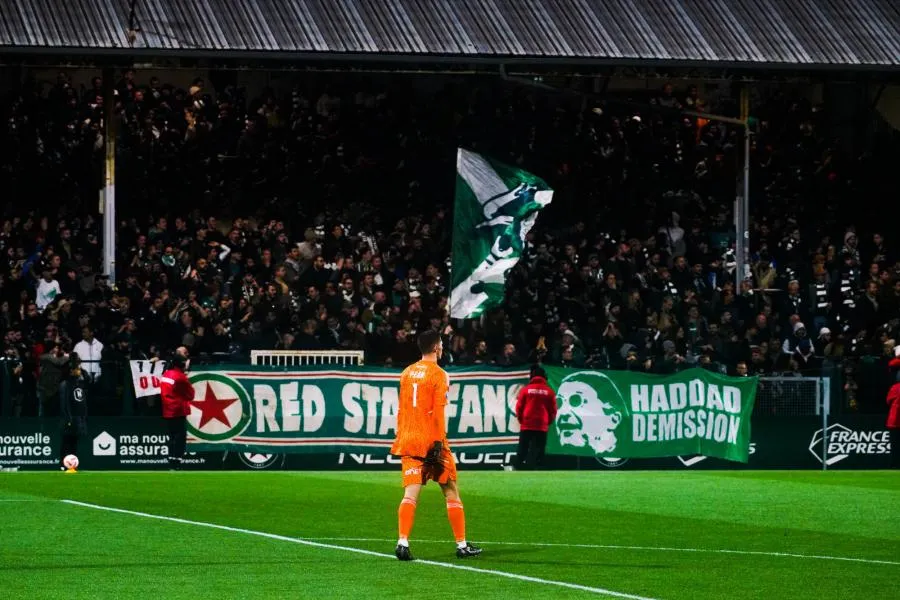 Un supporter du Red Star énerve les commentateurs en pointant au laser une caméra