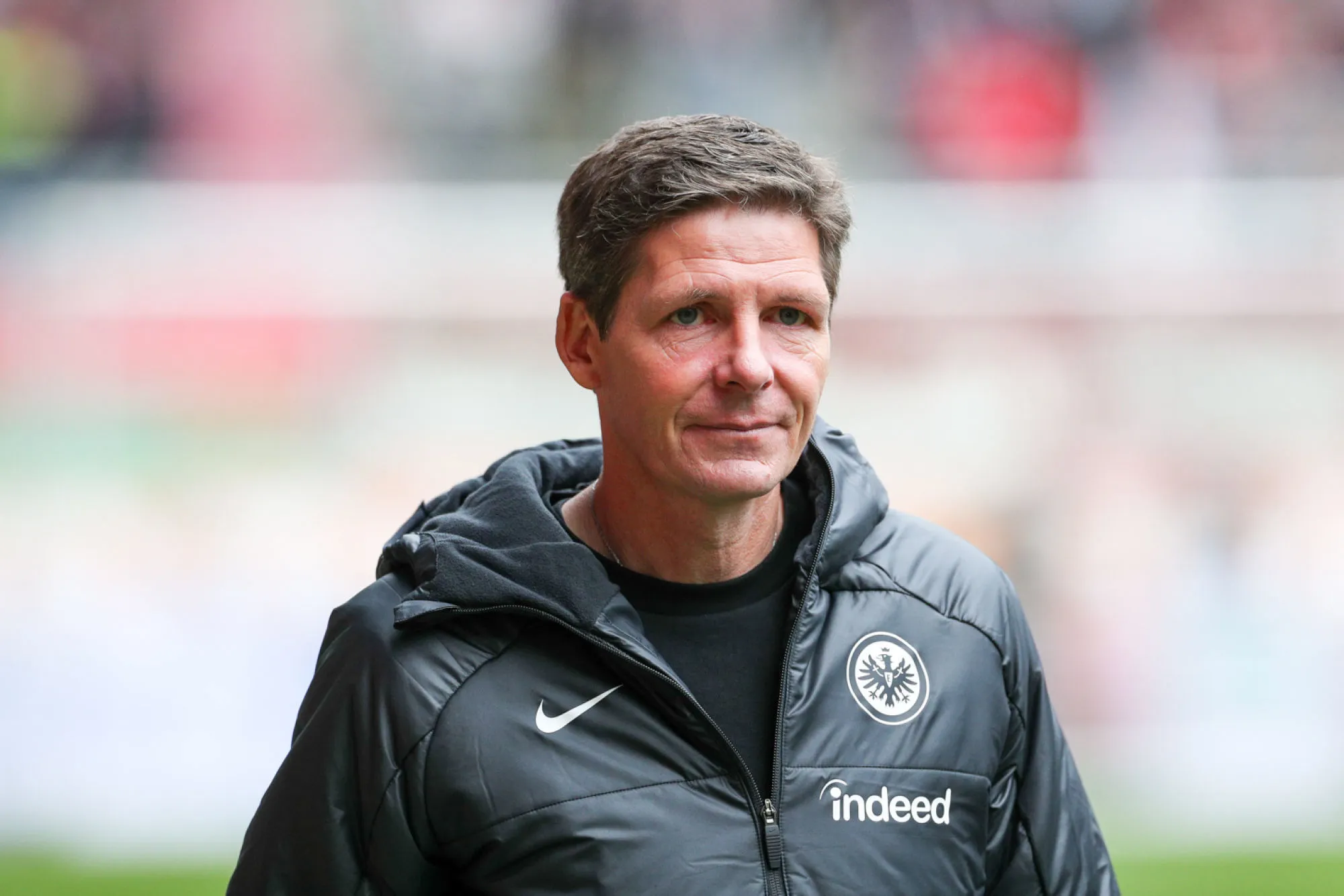 L’entraîneur de Francfort sert 700 repas à des sans-abris