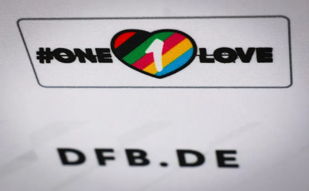 Le logo One Love s&rsquo;incruste sur le mur de sponsors de l&rsquo;Allemagne