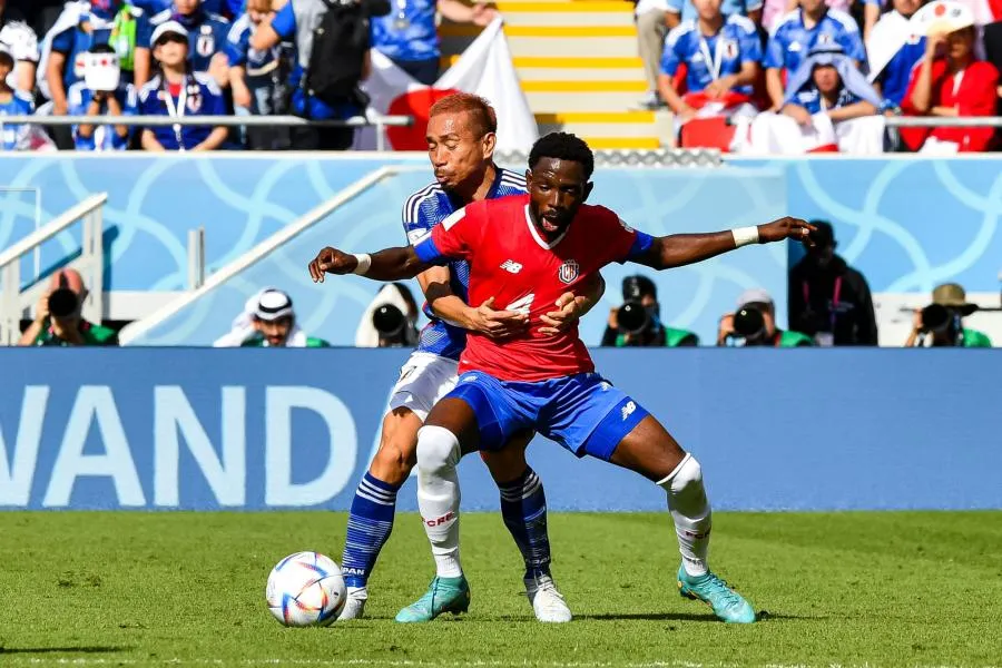 Le Costa Rica surprend le Japon et reste en vie