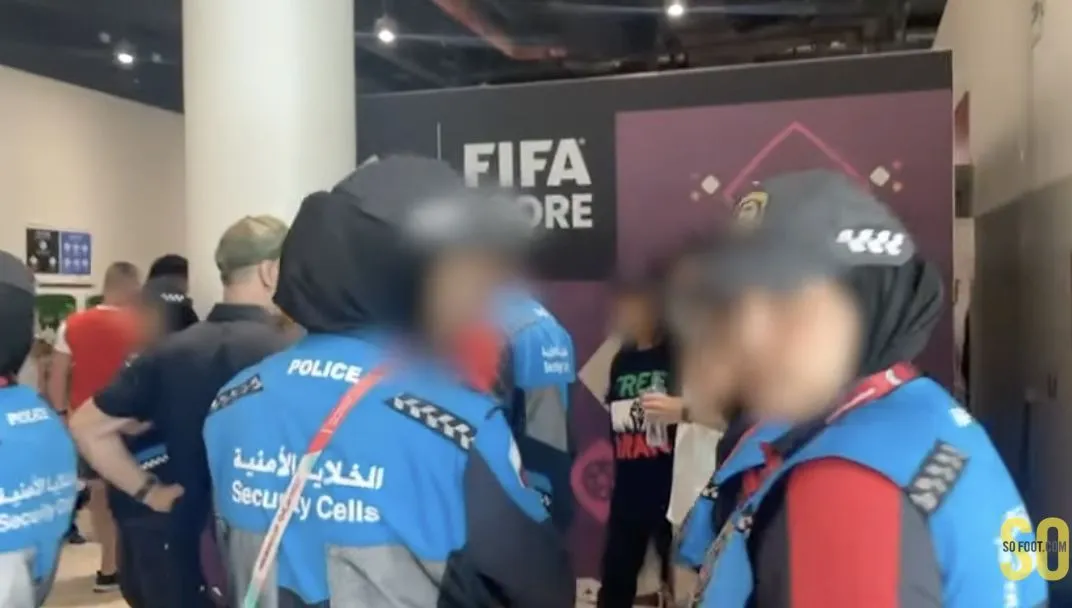 Des supporters iraniens sommés d&rsquo;enlever leurs vêtements contestataires avant d&rsquo;entrer dans le stade