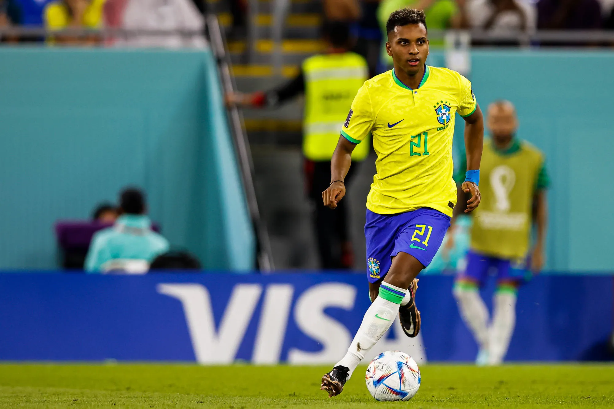 Quand Rodrygo caresse les tibias de Ronaldo