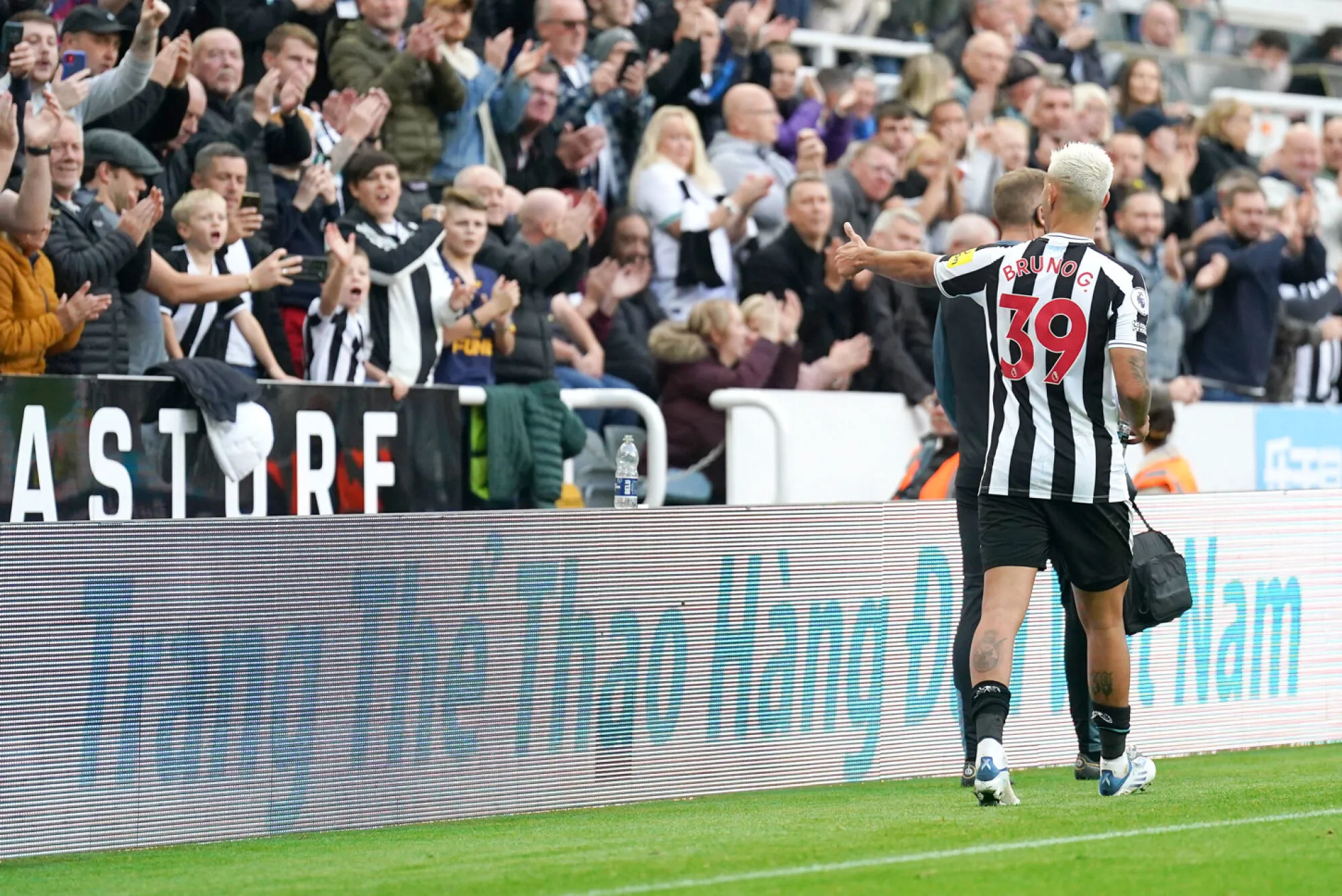 Embrouille entre un enfant et une femme âgée pour un maillot de Newcastle