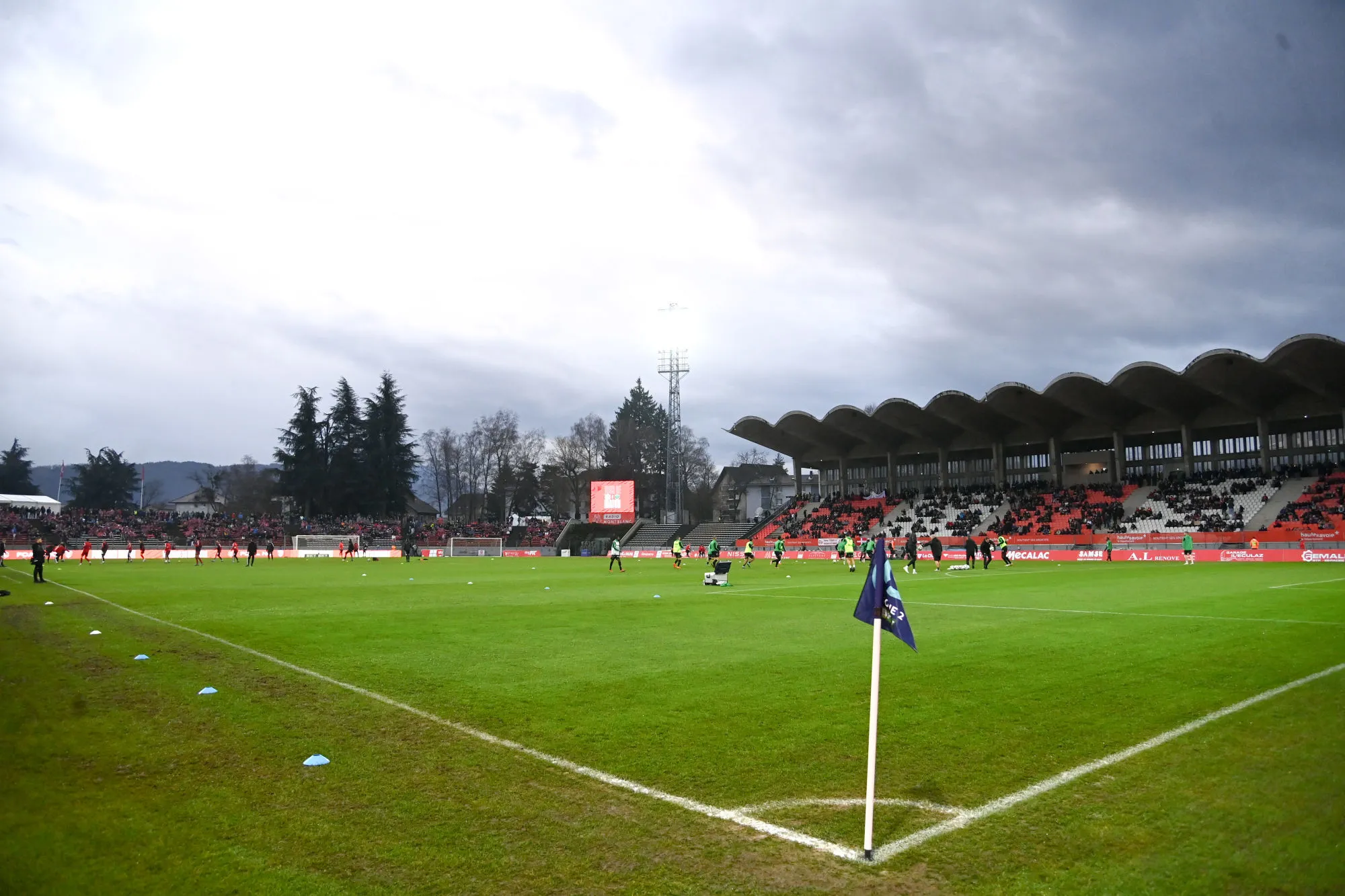 Le FC Annecy demande l’aide de ses supporters pour couvrir sa pelouse