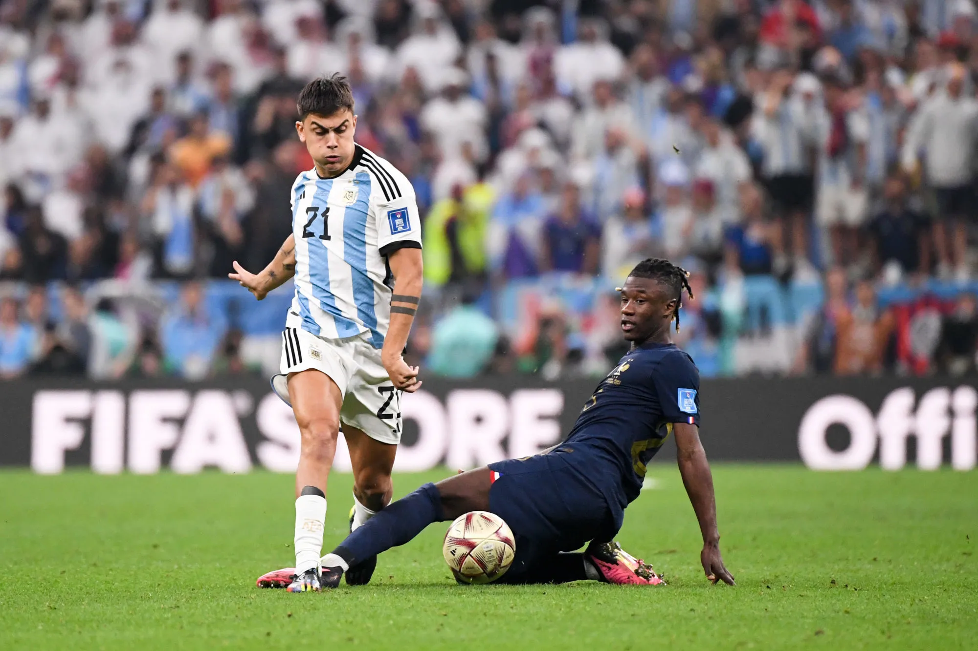 Paulo Dybala offre sa médaille de champion du monde à la Roma