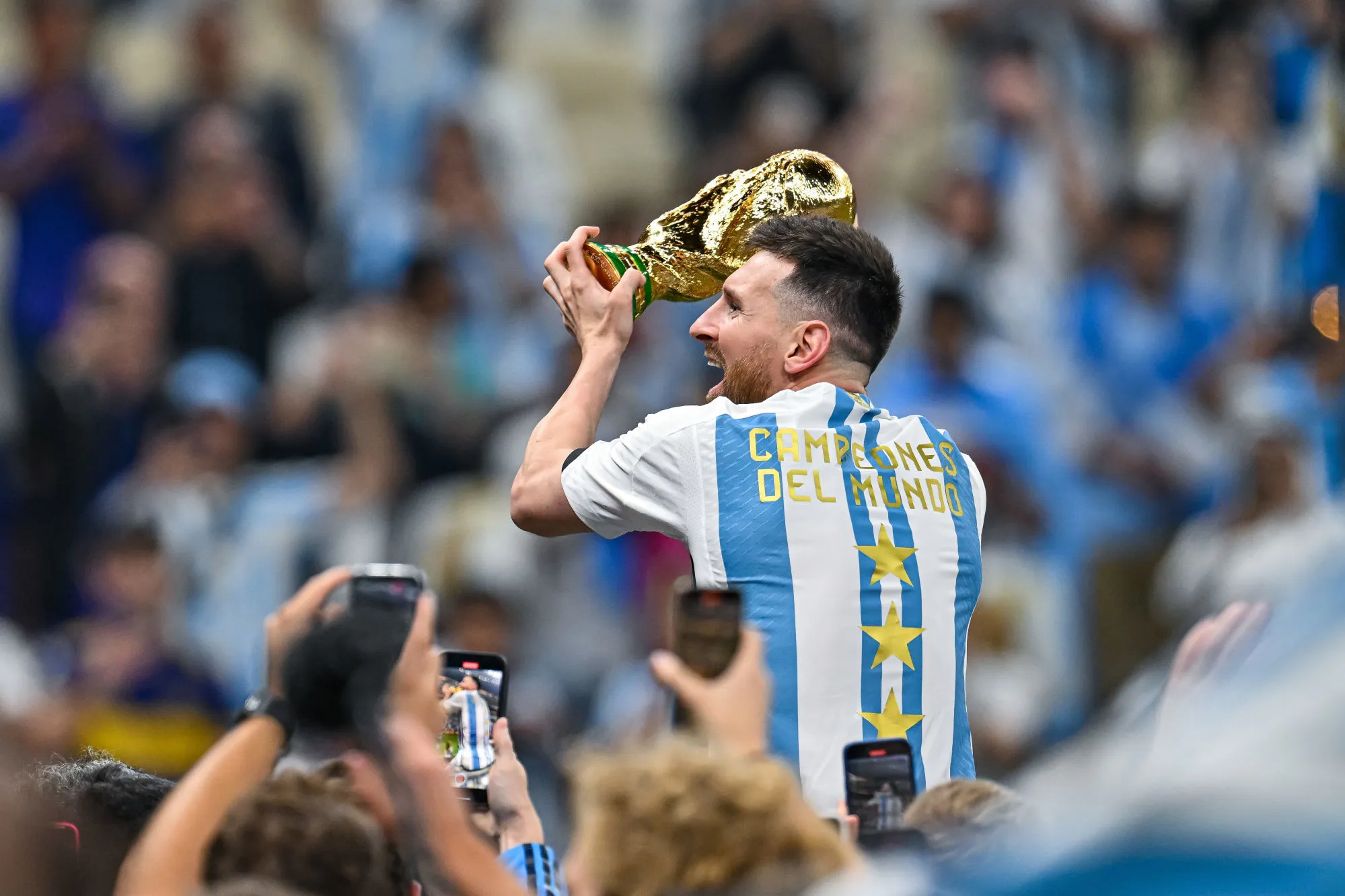 La folle histoire du faux trophée de la Coupe du monde brandi par Messi