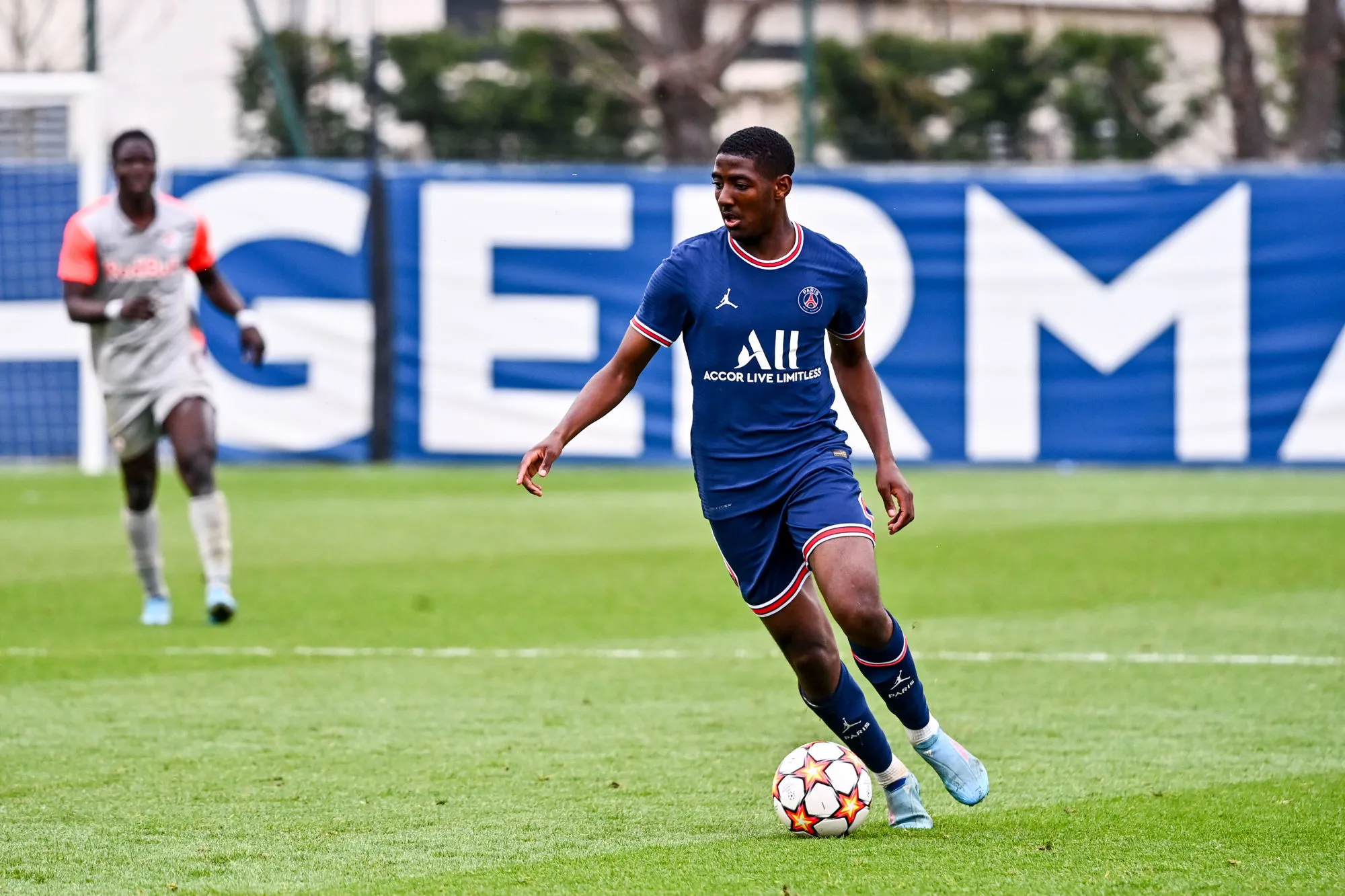 PSG : Ayman Kari signe son premier contrat pro