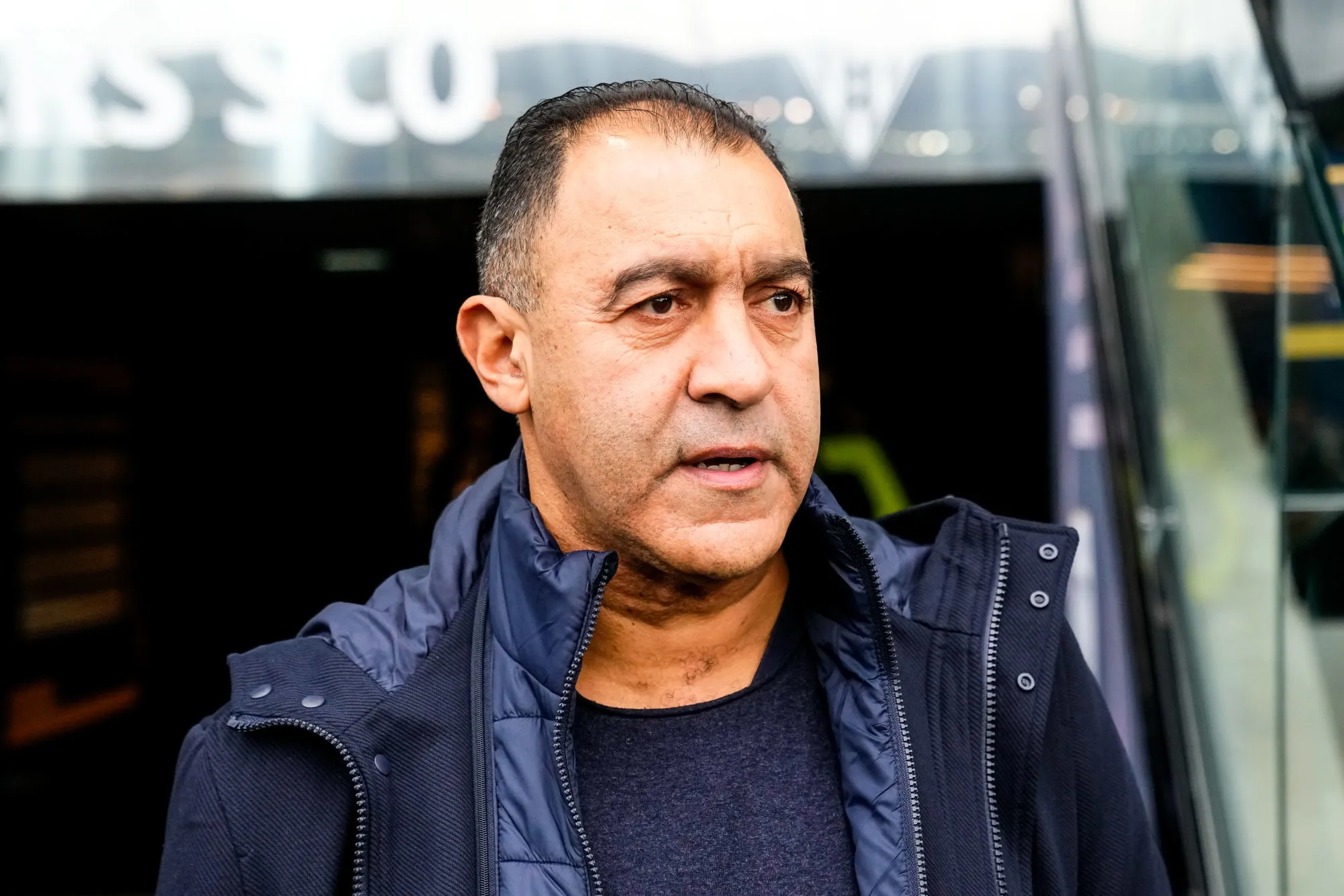 Angers confirme Abdel Bouhazama au poste d’entraîneur